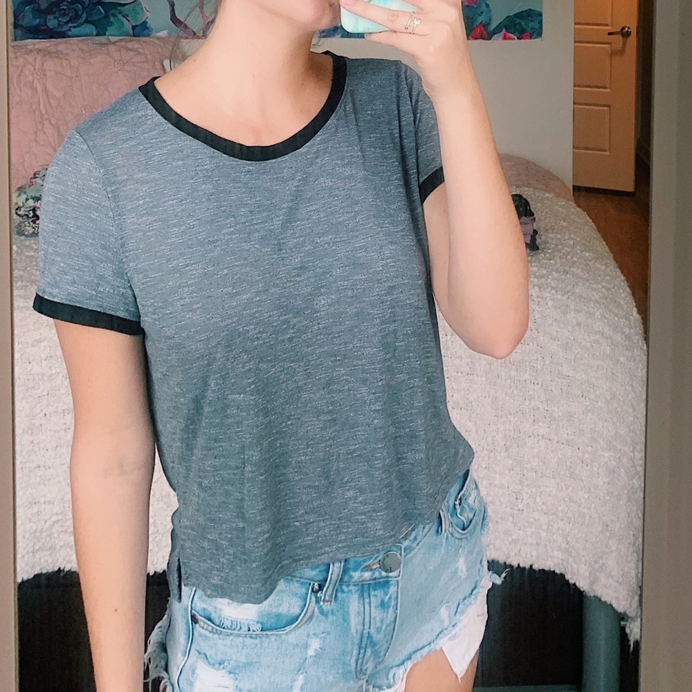 Simple Gray T with Black Edges